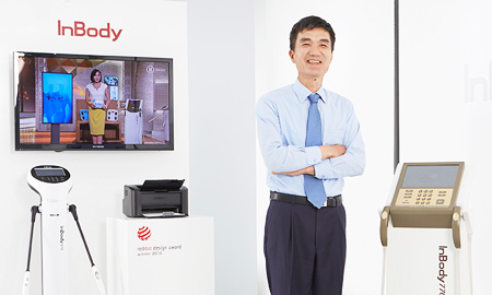 InBody CEO Cha Ki-chul poses with body composition analyzers at the firm's headquarters in southern Seoul. The firm's watch-sized device is being displayed at the CES, the world's biggest consumer electronics convention, in Las Vegas. (Courtesy of InBody)