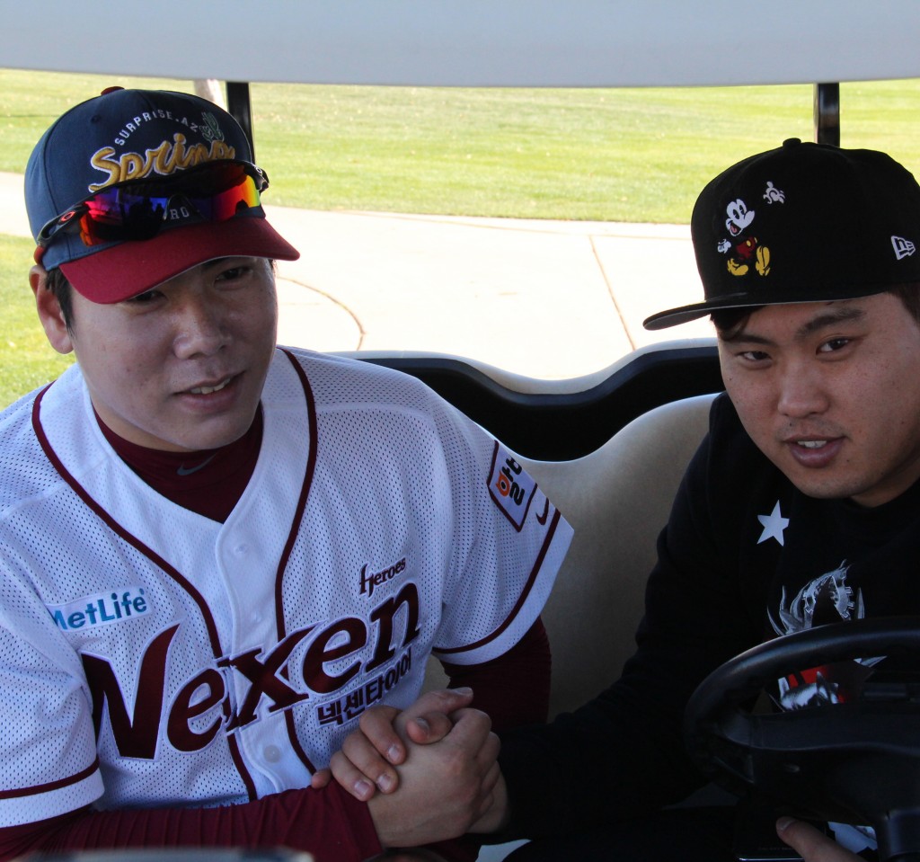 As Kang joined his former KBO team, the Nexen Heroes, for their spring training here Saturday, Ryu watched his buddy from the sidelines. Ryu had earlier arrived in Glendale, also in Arizona, to begin his offseason training. (Yonhap)