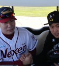As Kang joined his former KBO team, the Nexen Heroes, for their spring training here Saturday, Ryu watched his buddy from the sidelines. Ryu had earlier arrived in Glendale, also in Arizona, to begin his offseason training. (Yonhap)