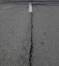 This photo shows a crack discovered on streets last week near Lotte World Tower, a skyscraper in Seoul that will be the tallest building in South Korea when completed. The Seoul municipal government, however, announced on Jan. 14, 2015, that the cracks were not indicative of sinkholes and were safe. (Yonhap file photo)