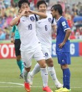 Nam Tae-hee, left, celebrates after scoring what turned out to be the decisive goal. (Yonhap)