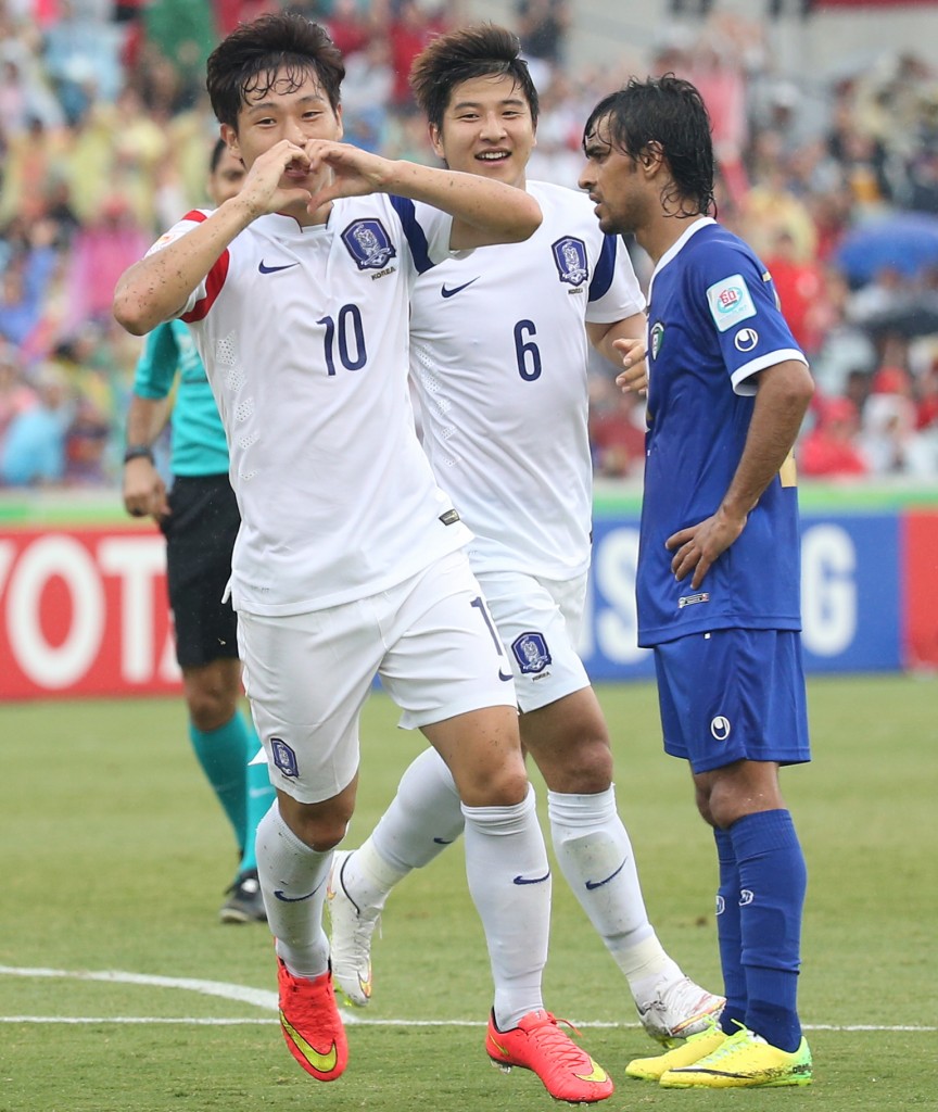 Nam Tae-hee, left, celebrates after scoring what turned out to be the decisive goal. (Yonhap)