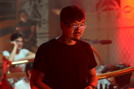 Filmmaker Benson Lee stands on the set of "Seoul Searching," at a nightclub in Dongdaemun, eastern Seoul in August 2014. (Korea Times photos by Shim Hyun-chul)
