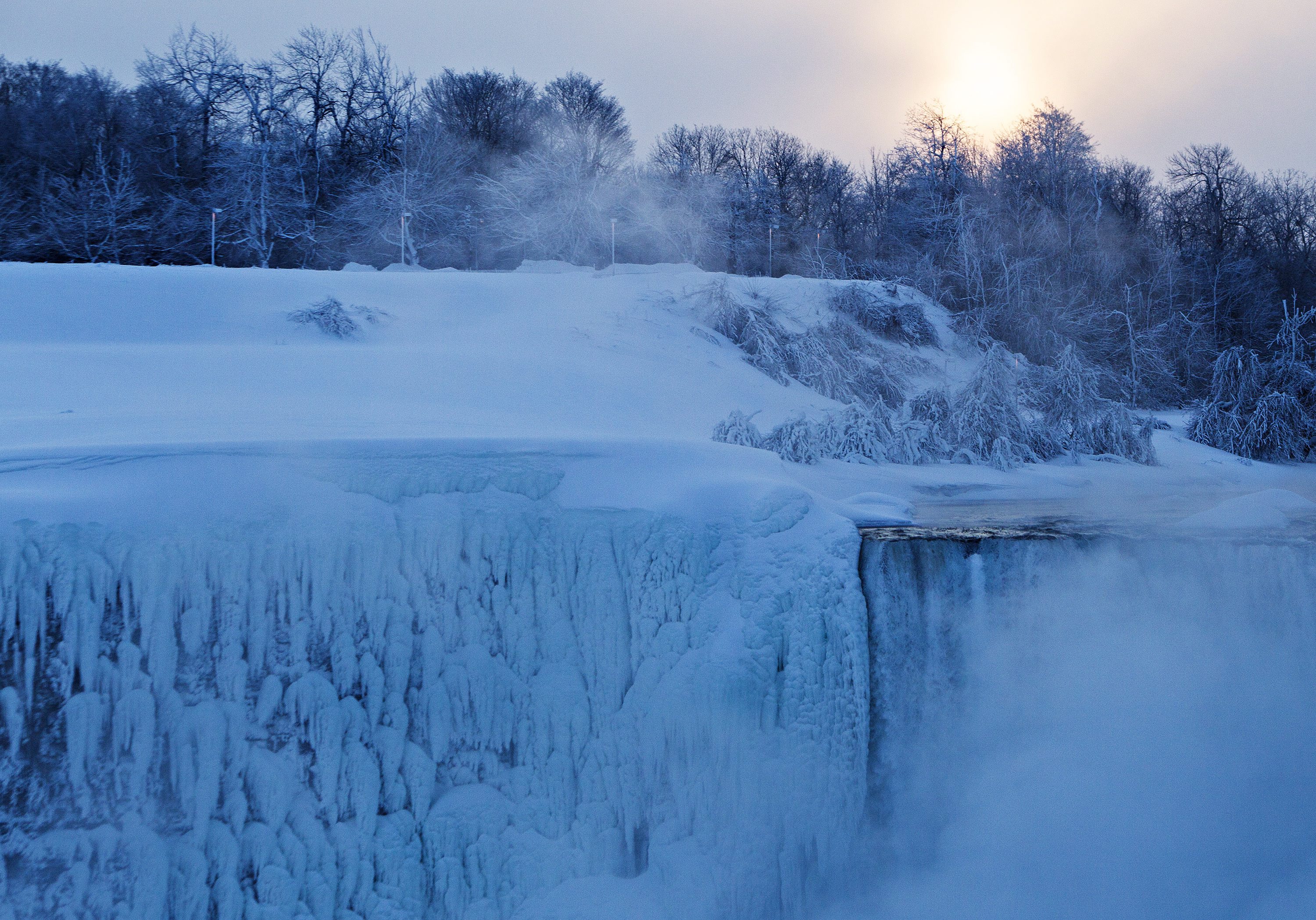 ‘Frozen’ Niagara Falls drawing tourists to winter spectacle The Korea Times