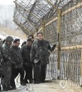 Saenuri Party Chairman Kim Moo-sung and other party officials visit the inter-Korean border fence in Inje, Gangwon Province, on Dec. 21, 2014. (Yonhap)