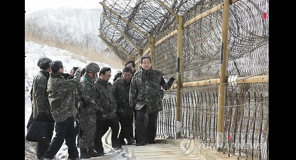 Saenuri Party Chairman Kim Moo-sung and other party officials visit the inter-Korean border fence in Inje, Gangwon Province, on Dec. 21, 2014. (Yonhap)