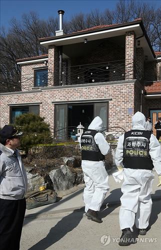 Police officials inspect the site of a shooting spree in Hwaseong, a city just south of Seoul, on Feb. 27, 2015. (Yonhap)