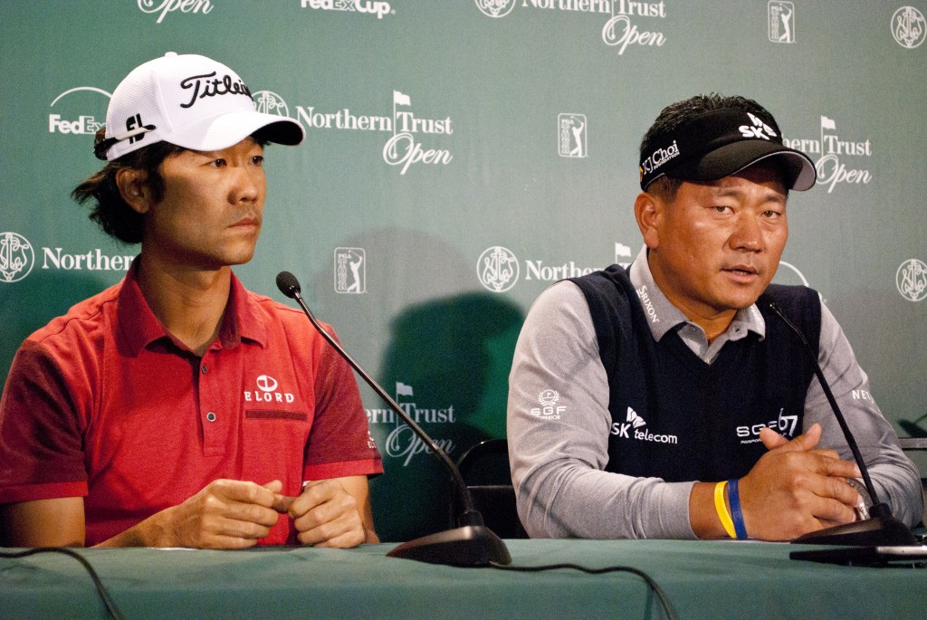 Kevin Na, left, and K.J. Choi discuss South Korea's role as host to the President's Cup at the Riviera Country Club Tuesday in Pacific Palisades, Calif. (Brian Han/Korea Times)