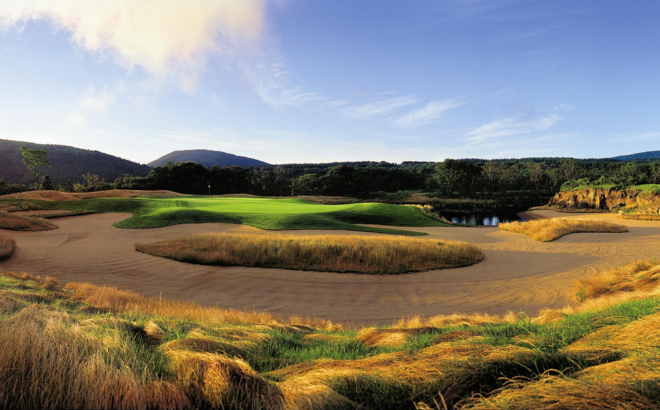 Seen here is the Nine Bridges Country Club on South Korea's southernmost resort island of Jeju, which Golf Digest has put on its list of the world's top 100 golf courses outside the United States. The Nine Bridges ranked 33rd among 11,426 courses in 203 countries. (Yonhap/Golf Digest)