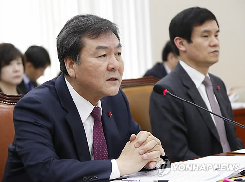 Financial Services Commission (FSC) Chairman Shin Je-yoon speaks at a parliamentary hearing in Seoul on Jan. 12, 2015. Shin said he may approve a merger of Hana Financial Group Inc., South Korea's third-largest banking group by assets, and the Korea Exchange Bank (KEB), which Hana bought in 2012 from U.S. buyout firm Lone Star Funds for 3.9 trillion won (US$3.57 billion), without an agreement with the labor union, a change from his earlier stance. The merger attempt had been deadlocked for months due to opposition from KEB's union, which says the move violates a prior promise to keep KEB independent for five years. (Yonhap)