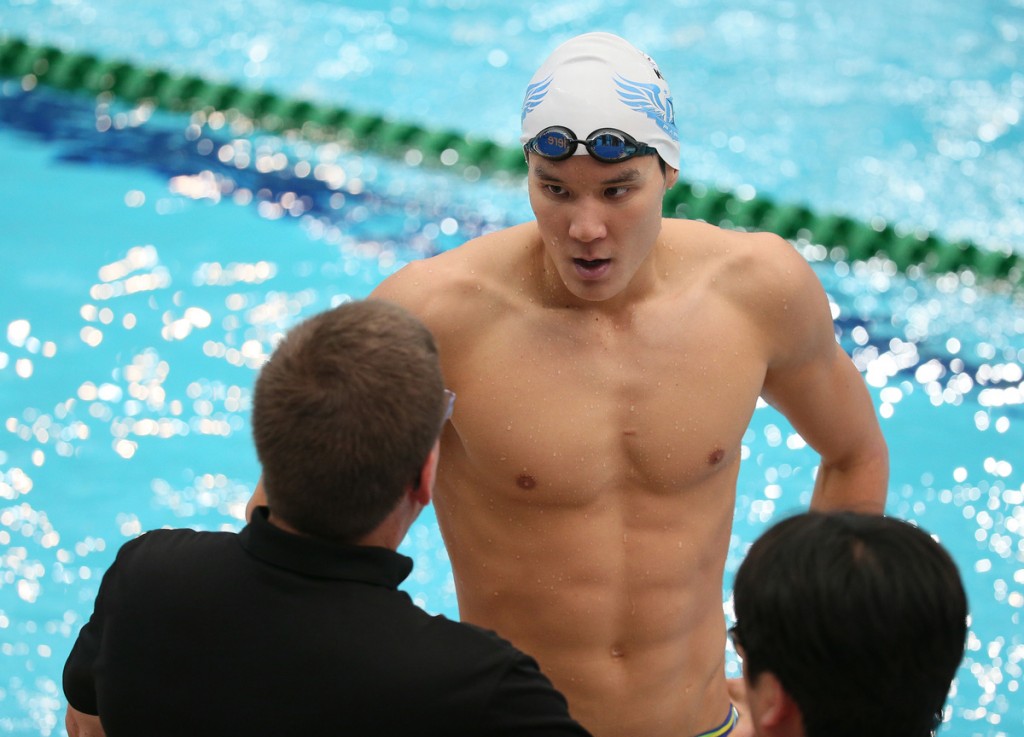 Park Tae-hwan speaks to his coaching staff at a pool in Incheon, west of Seoul, on Sept. 19, 2014, while practicing for the 17th Incheon Asian Games, which open later in the day. (Yonhap)