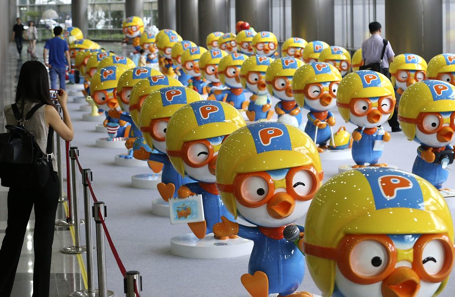 Dolls featuring the globally popular Korean animation character "Pororo" are displayed at a character licensing show in Seoul on July 17, 2013. The TV animation series "Pororo the Little Penguin" debuted 10 years ago and has been exported to 120 countries around the world thus far. (Yonhap)