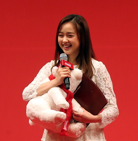 Rhythmic gymnast Son Yeon-jae speaks after winning the prize at the annual Coca-Cola Sports Award at a hotel in downtown Seoul, Tuesday. (Yonhap)