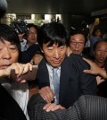 Won Sei-hoon (C), former head of the National Intelligence Service, leaves a courtroom at the Seoul Central District Court in Seoul on Sept. 11, 2014. Won will spend three years in prison for meddling in the 2012 presidential election. He was found guilty of spearheading an online smear campaign in favor of President Park Geun-hye, then the ruling party candidate. (Yonhap)