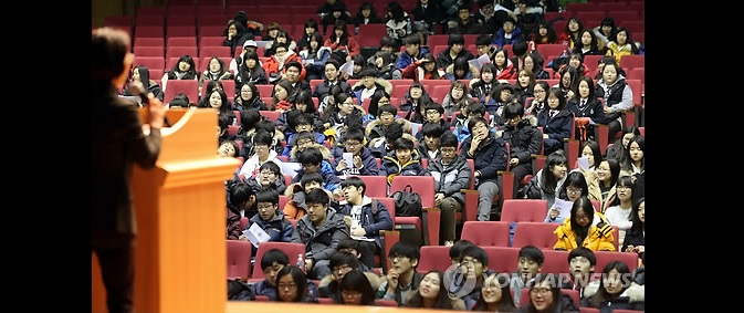 High school students listen to an official of Yonsei University in western Seoul on Feb. 6, 2015, during an event to help them get a better understanding of college life and study. (Yonhap)