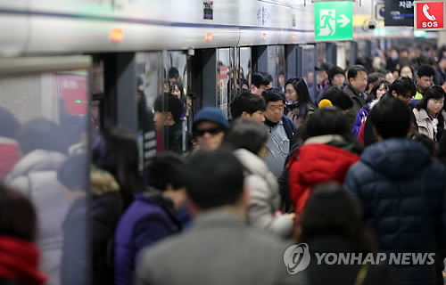 A subway station in Seoul bustles with commuters. (Yonhap)