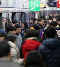 A subway station in Seoul bustles with commuters. (Yonhap)