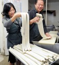 Shops in Los Angeles' Koreatown prepare rice cakes for Seollar, Korean Lunar New Year that falls on Feb. 19 this year. (Park Sang-hyuk/Korea Times)