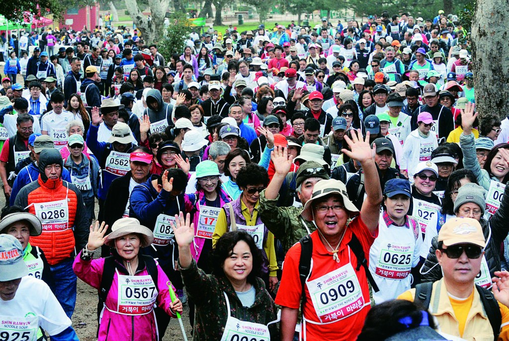 The 1st Turtle Marathon @ Griffith Park participants gathered Saturday morning for a 3-mile hike. (Park Sang-hyuk/Korea Times)