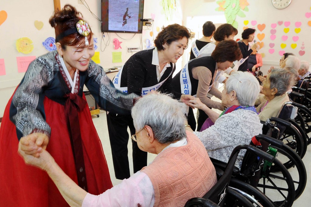 A Los Angeles Korean American volunteer association visited the elderly at Mid-Wilshire Health Care Center. (Park Sang-hyuk/Korea Times)
