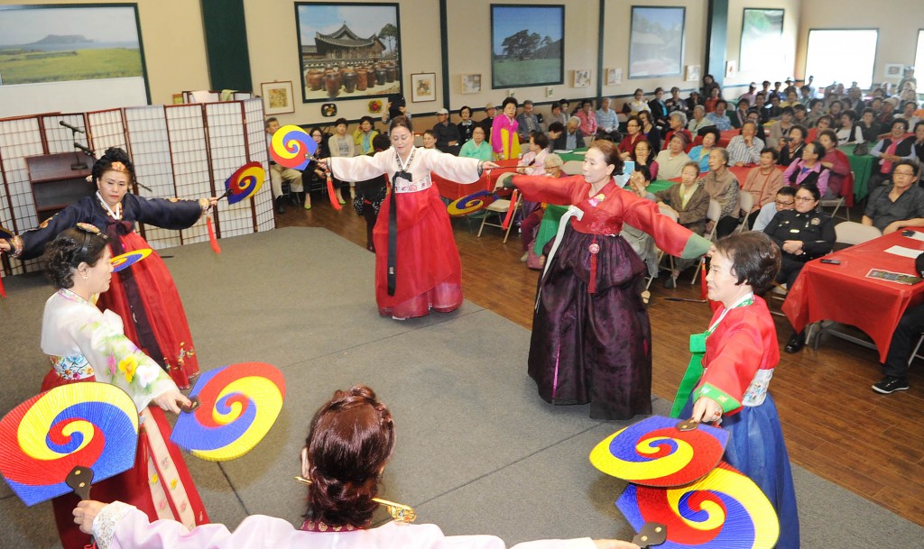 A Koreatown community center held "2015 Seollar Celebration" Monday. Dancers performed traditional Korean folk routines. (Park Sang-hyuk/Korea Times)