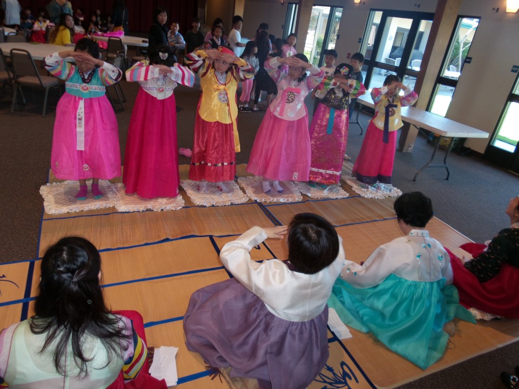 Students of Peninsula Korean Language School in Southern California bowed to their teachers in traditional Seollal fashion Saturday. 