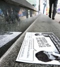 People walk past a leaflet that alleges a possible link between President Park Geun-hye and the National Intelligence Service's meddling in the 2012 presidential election near Sinchon Station in Seoul, Friday. (Yonhap)