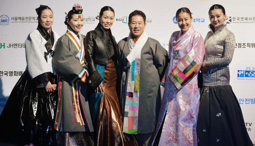 Mok Plus CEO Mok Eun-jung, third from left, will attend the ceremony in a hanbok alongside a Hollywood actress. (NEWSis)