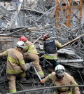 Rescue workers look for survivors in the debris at the construction site for a gymnasium in Sadang-dong, Seoul, Wednesday. Part of a roof collapsed, burying 11 workers. All the workers were safely rescued. (NEWSis)