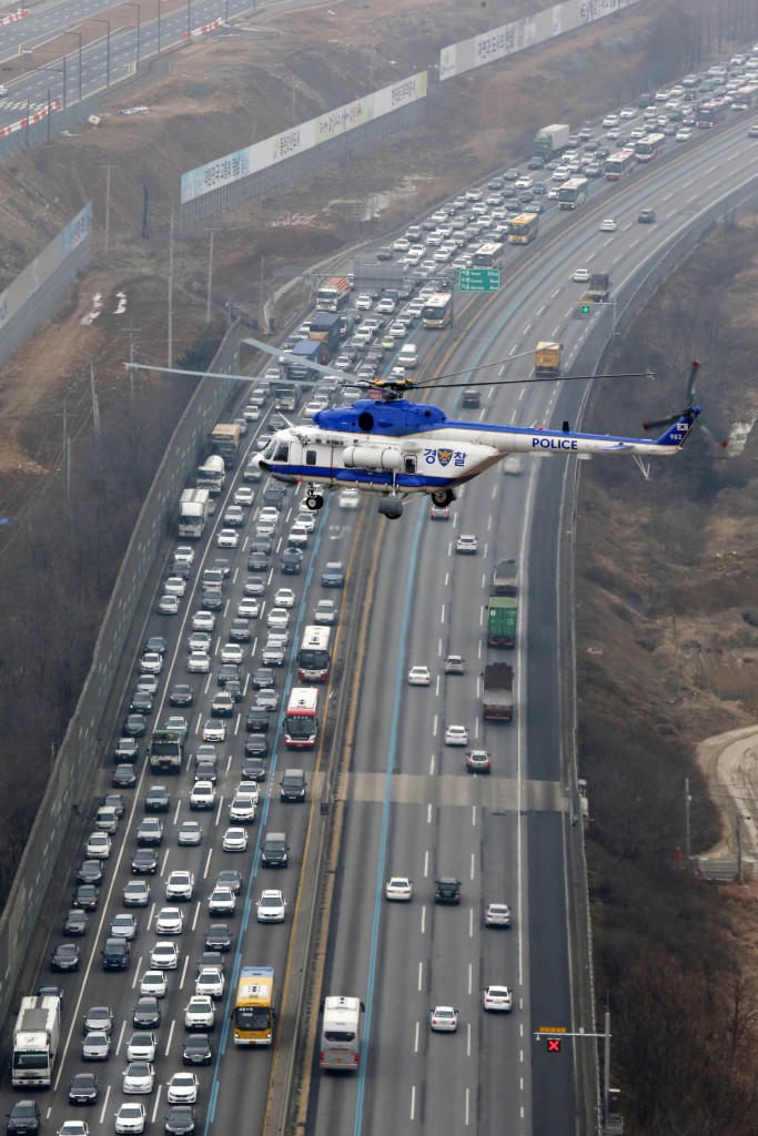 Heavy traffic congestion occurs on southbound lanes of the Seoul-Busan Expressway in Hwaseong, south of Seoul, ahead of the Lunar New Year holidays on Feb. 17, 2015. (Yonhap) 