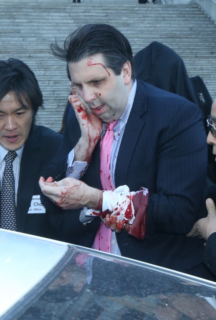 U.S. Seoul envoy Lippert heads to a hospital after being attacked during a lecture. (Yonhap)
