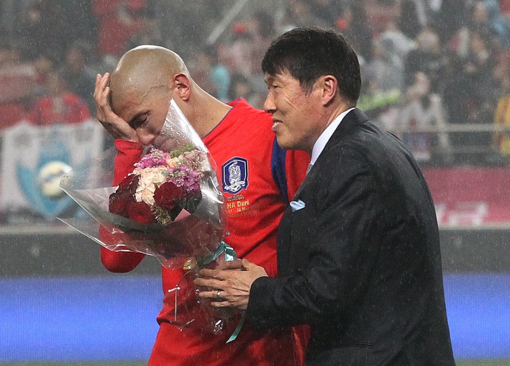 South Korea's defender Cha Du-ri, left, is comforted by his father Cha Bum-kun, former South Korean soccer player, during his retirement ceremony at half time of a friendly soccer match against New Zealand at Seoul World Cup Stadium in Seoul, South Korea, Tuesday, March 31, 2015. (AP Photo/Ahn Young-joon)