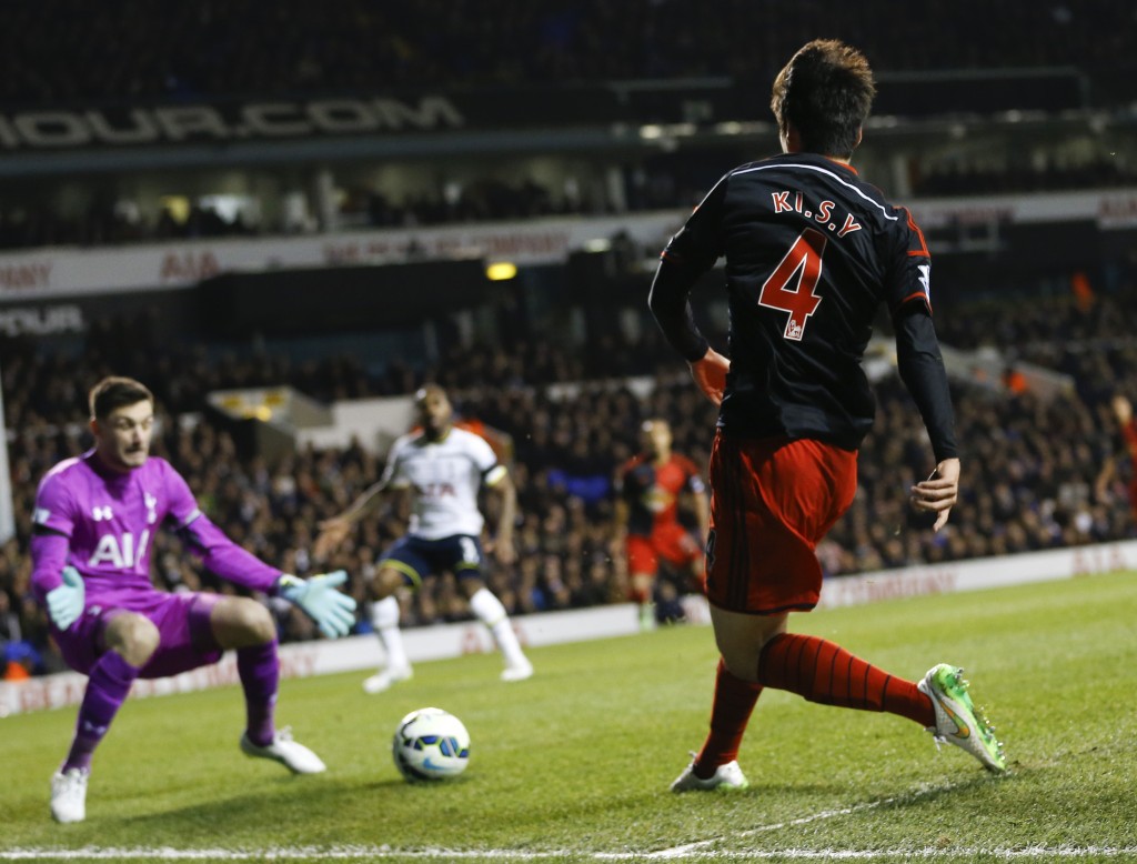 Swansea's Ki Sung-yueng scores a goal during the English Premier League soccer match between Tottenham Hotspur and Swansea City at White Hart Lane stadium in London, Wednesday, March 4, 2015. (AP Photo/Kirsty Wigglesworth)
