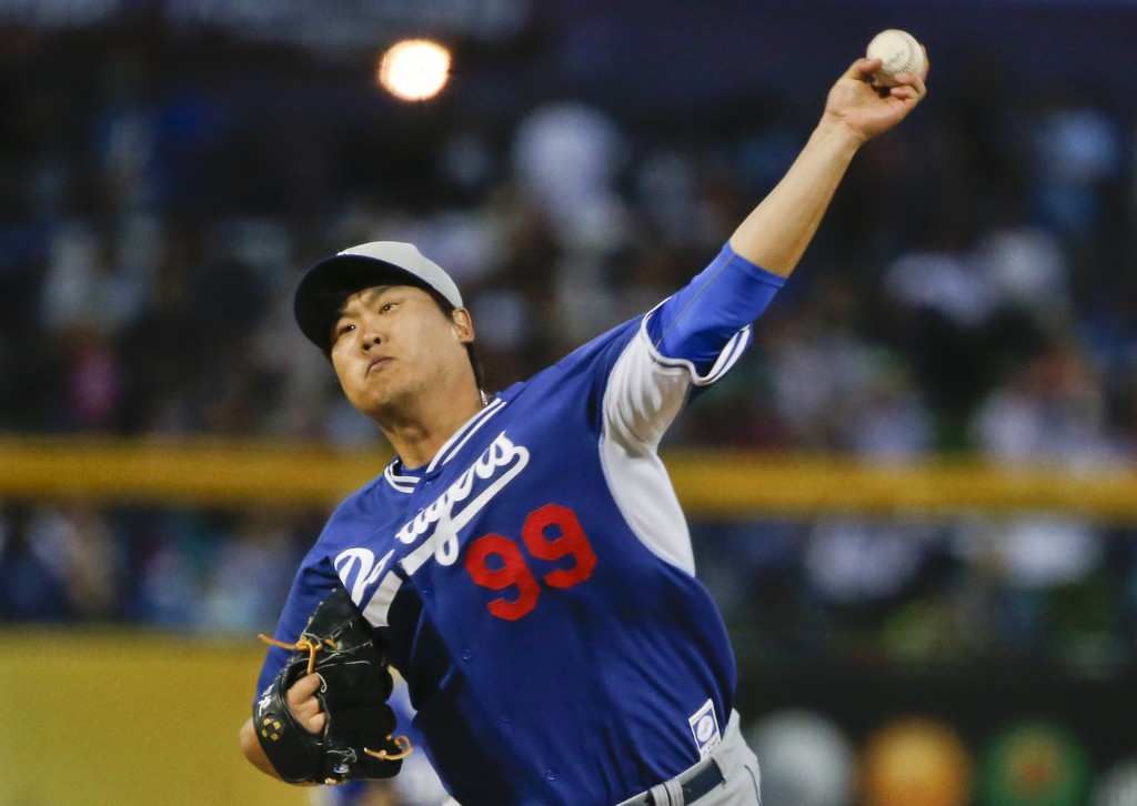Los Angeles Dodgers starting pitcher Hyun-Jin Ryu throws during a spring training baseball game in Peoria, Ariz.  (AP Photo/Lenny Ignelzi)