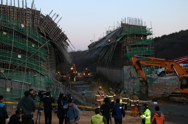 The construction site in Yongin, Gyeonggi Province, which collapsed on Wednesday (Yonhap)