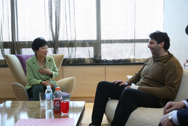 President Park Geun-hye makes a surprise visit to U.S. Ambassador to South Korea Mark Lippert at Severance Hospital in western Seoul on March 9, 2015. (Yonhap)