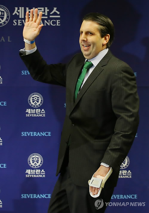 U.S. ambassador Mark Lippert attends a news conference at Severance Hospital in Seoul on March 10, 2015, prior to being released from the hospital. He underwent surgery to his face and arm for injuries inflicted by a knife-wielding, anti-U.S. activist at an event in Seoul on March 5. (Yonhap)