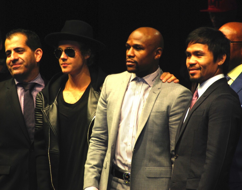 From the right, Manny Pacquiao, Floyd Mayweather, Jr. and Justin Bieber (Brian Han/Korea Times)
