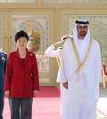 President Park Geun-hye (L) attends an official welcoming ceremony in Abu Dhabi on March 5, 2015. (Yonhap)