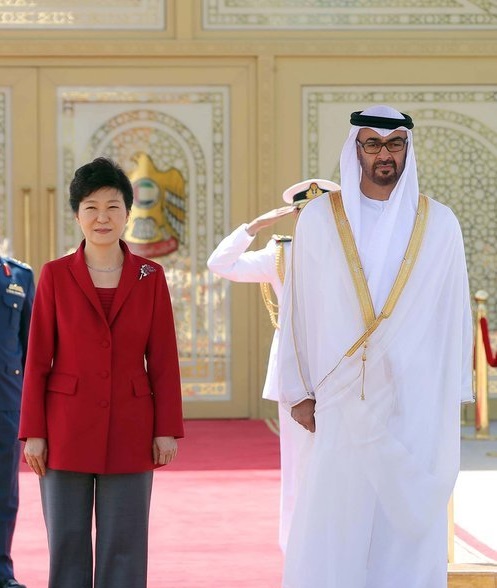 President Park Geun-hye (L) attends an official welcoming ceremony in Abu Dhabi on March 5, 2015. (Yonhap)