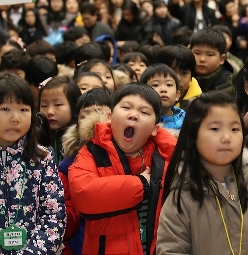 First graders attend an elementary school entrance ceremony in Seoul on March 2, 2015. (Yonhap)