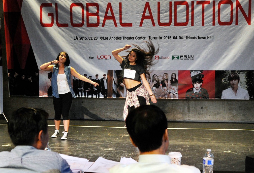 K-pop hopefuls participate in the 2015 Global Audition at LA Theatre Center Saturday. (Park Sang-hyuk/Korea Times)