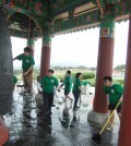 Student volunteers help clean the Korean Bell of Friendship in San Pedro, Calif., Saturday. (Kim Hyung-jae/Korea Times)