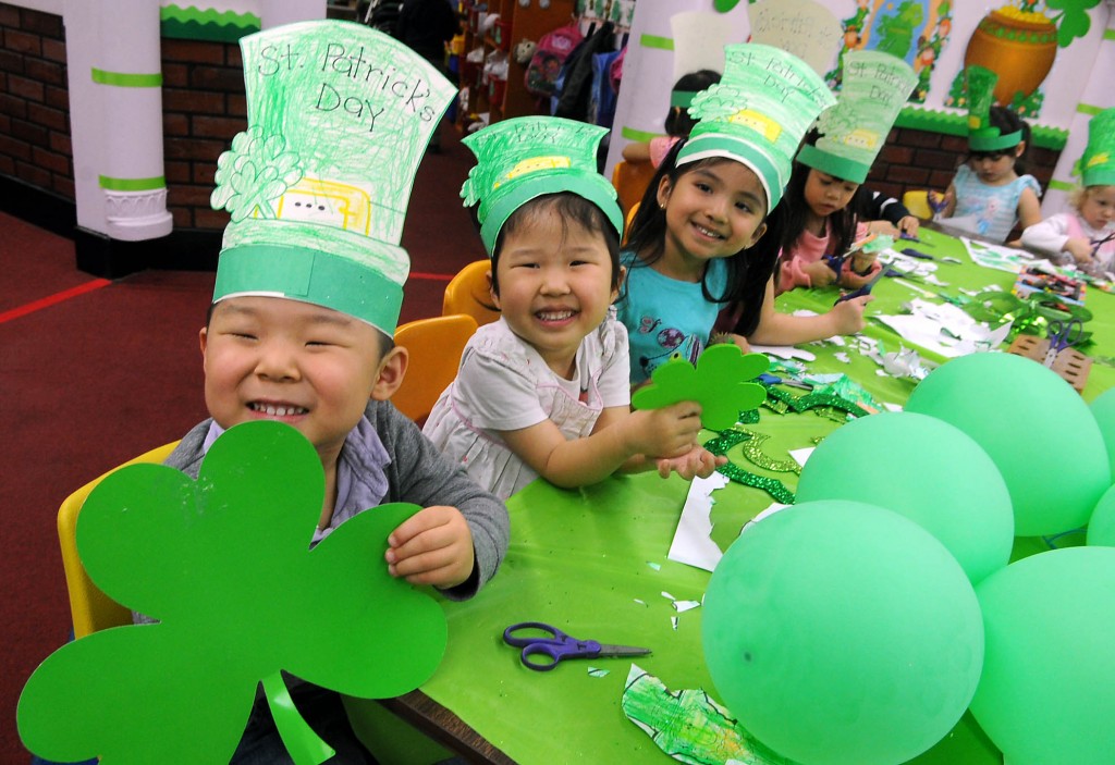 Children at Lily Preschool & Kindergarten in Koreatown, Los Angeles, celebrated St. Patrick's Day Friday. (Park Sang-hyuk/Korea Times)