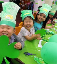 Children at Lily Preschool & Kindergarten in Koreatown, Los Angeles, celebrated St. Patrick's Day Friday. (Park Sang-hyuk/Korea Times)