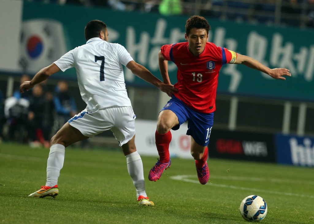 Koo Ja-cheol breaks through. (Yonhap)