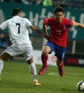 Koo Ja-cheol breaks through. (Yonhap)