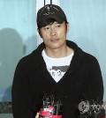 Actor Lee Byung-hun spoke to reporters upon his return to South Korea at Incheon International Airport Feb. 26, 2015 following a blackmail scandal that sent two women to jail. (Yonhap)