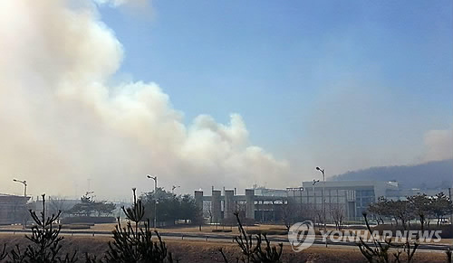Shown is a fire that broke out in North Korea rapidly spreading to the South Korean side of the inter-Korean border near the Dora Observatory in Paju, Gyeonggi Province, a popular tourist destination, on March 23. The observatory was closed to visitors, and no casualties or damage have been reported. More than 50 South Korean firefighters were putting out the fire. The cause of the fire was unknown. Authorities have also restricted access to the customs office leading to the South Korea-run industrial complex in the North's border town of Kaesong. (Yonhap)