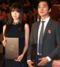 Actor Song Seung-heon, right, and Girls' Generation Yoona stand for a photo after they received a presidential citation for paying taxes at the 49th taxpayers' day in the COEX exhibition center, southern Seoul, Tuesday. (Yonhap)